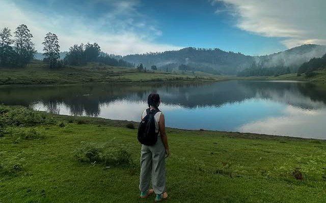Misty lake and rolling hills at Kodaikanal
